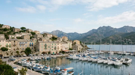 Vue panoramique du golfe de Saint-Florent avec port de plaisance et maisons typiques corses