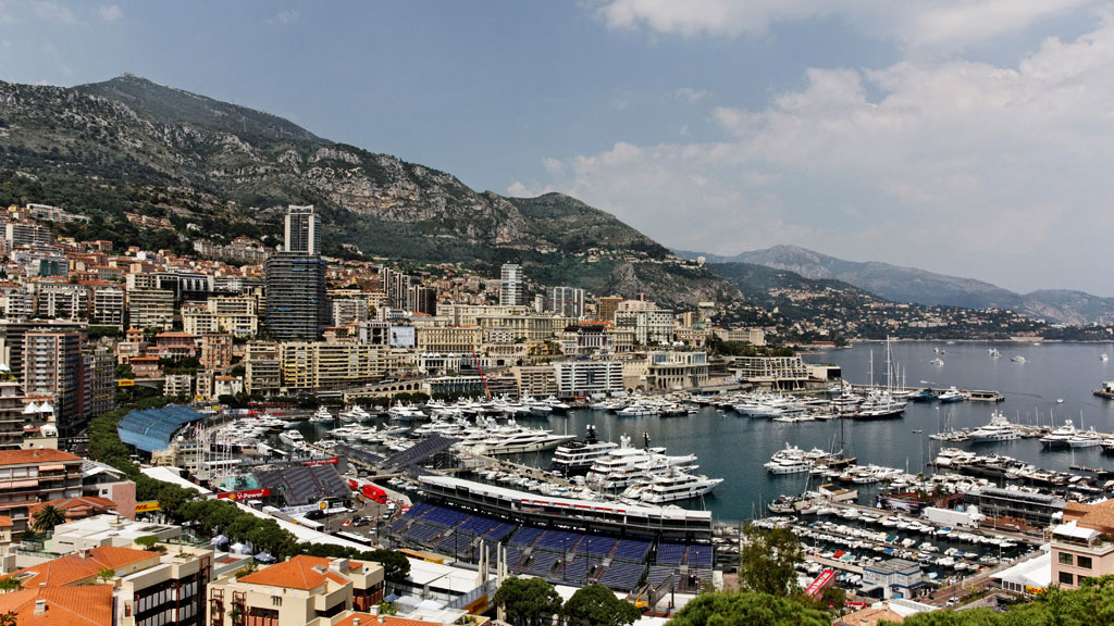 Rue piétonne animée dans le quartier de La Condamine à Monaco