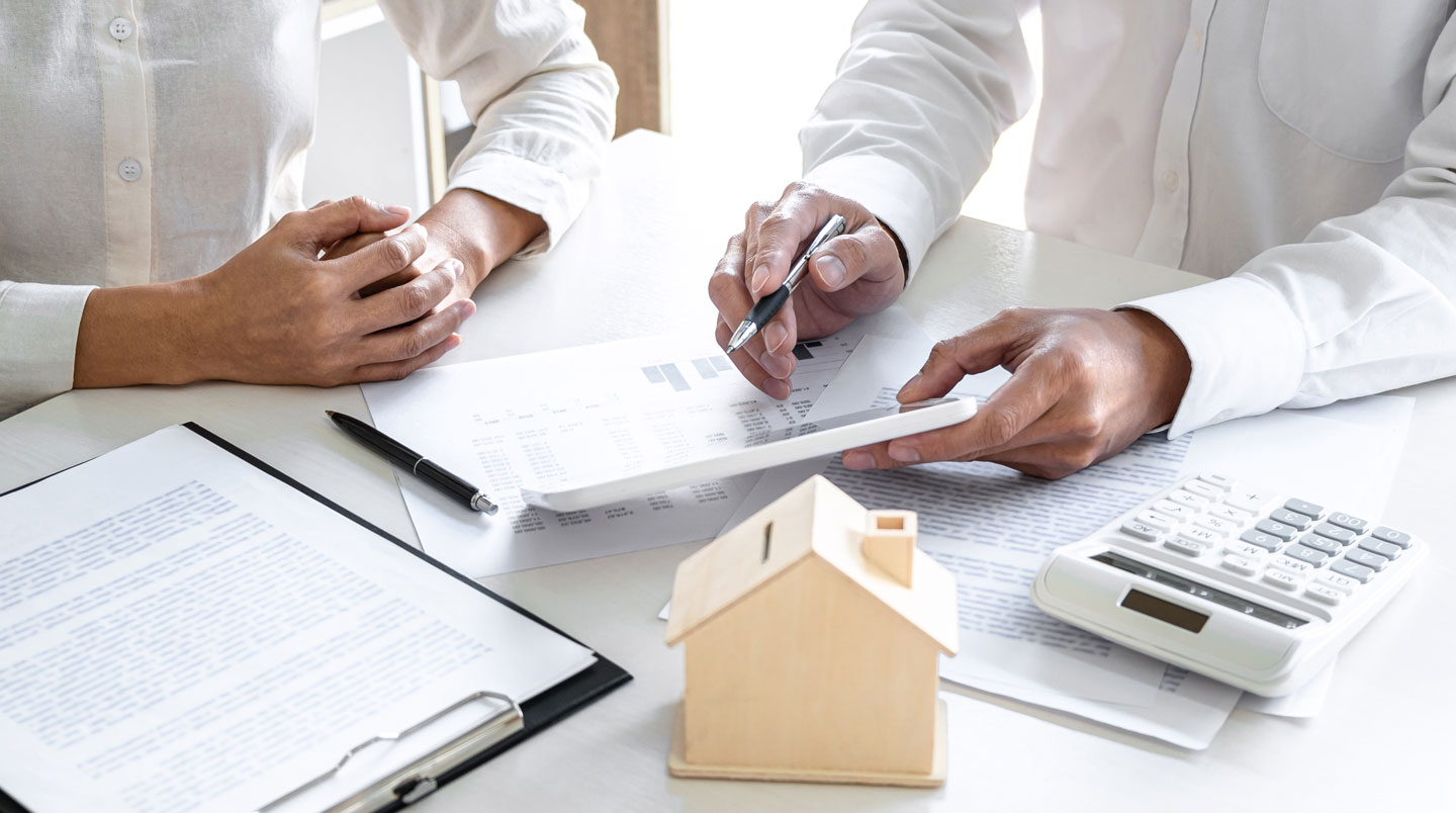 Documents d'estimation immobilière et données de transactions notariales sur une table