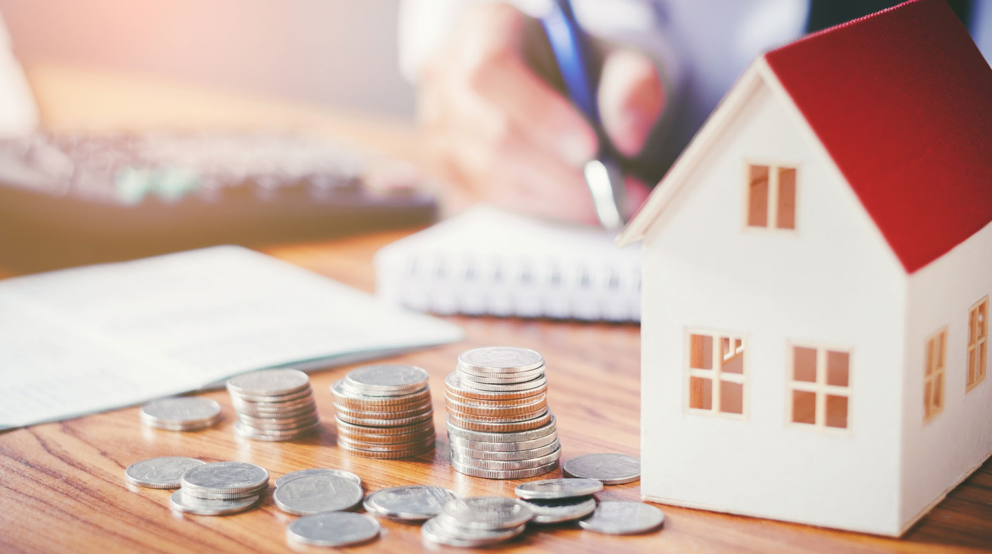 Une maison protégée par un dôme lumineux symbolisant les garanties de gestion locative.